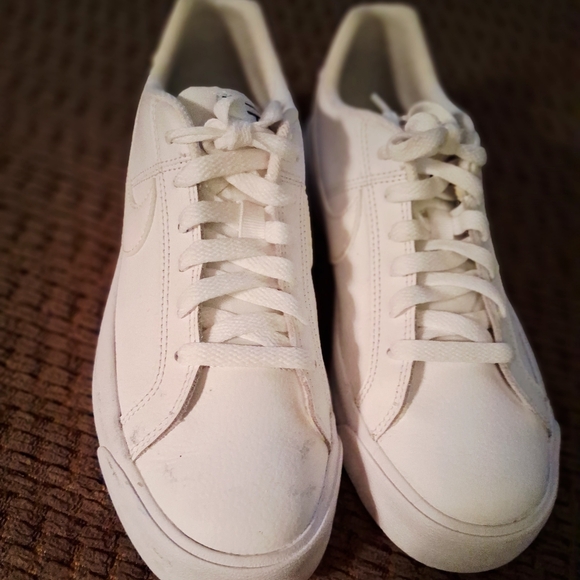 Nike White Athletic Shoes 7.5 - Picture 6 of 6